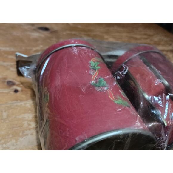 Vintage Metal Tin Christmas Holiday Tree & Wreath Stovetop Salt & Pepper Shakers - Picture 5 of 6